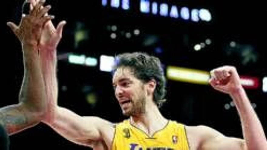 Pau Gasol lidera a los Lakers con 26 puntos y 12 rebotes en la sencilla victoria ante los Warriors