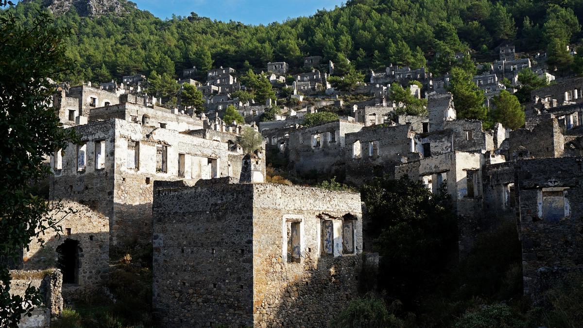 La aldea abandonada de Kayaköy en Turquía: casas y calles vacías en la ladera de una montaña