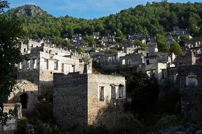 La aldea abandonada de Kayaköy en Turquía: casas y calles vacías en la ladera de una montaña