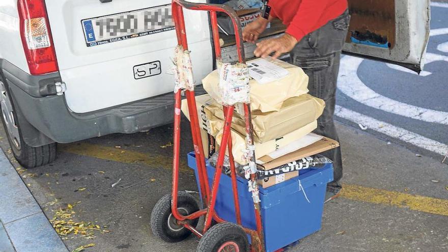 Un repartidor, cargando los pedidos que tiene que distribuir.