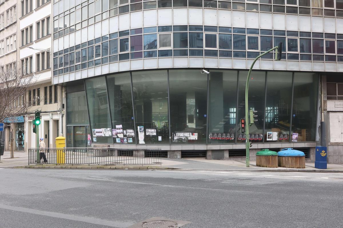 Fachada del antiguo edifcio de Citroën en avenida de Oza