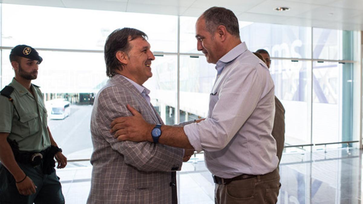Gerardo 'Tata' Martino y Andoni Zubizarreta, en el aeropuerto del Prat.