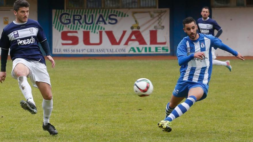 Álex García con la camiseta blanquiazul, en el partido ante el Marino de Luanco.