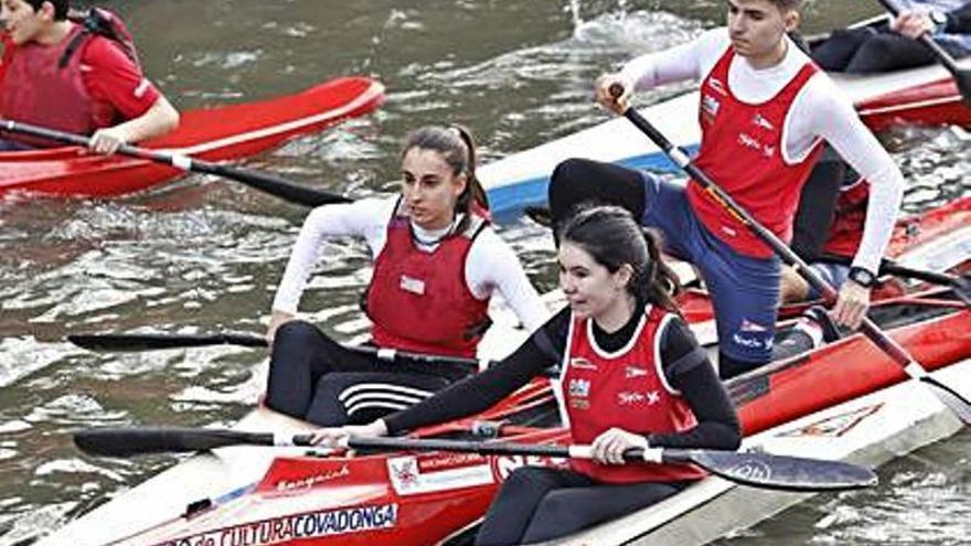 Niños practicando piragüismo en el río Piles. | Ángel González