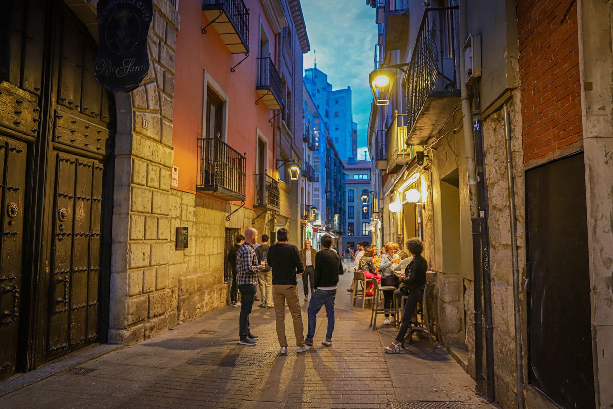Gente de tapas en una calle de Valladolid.