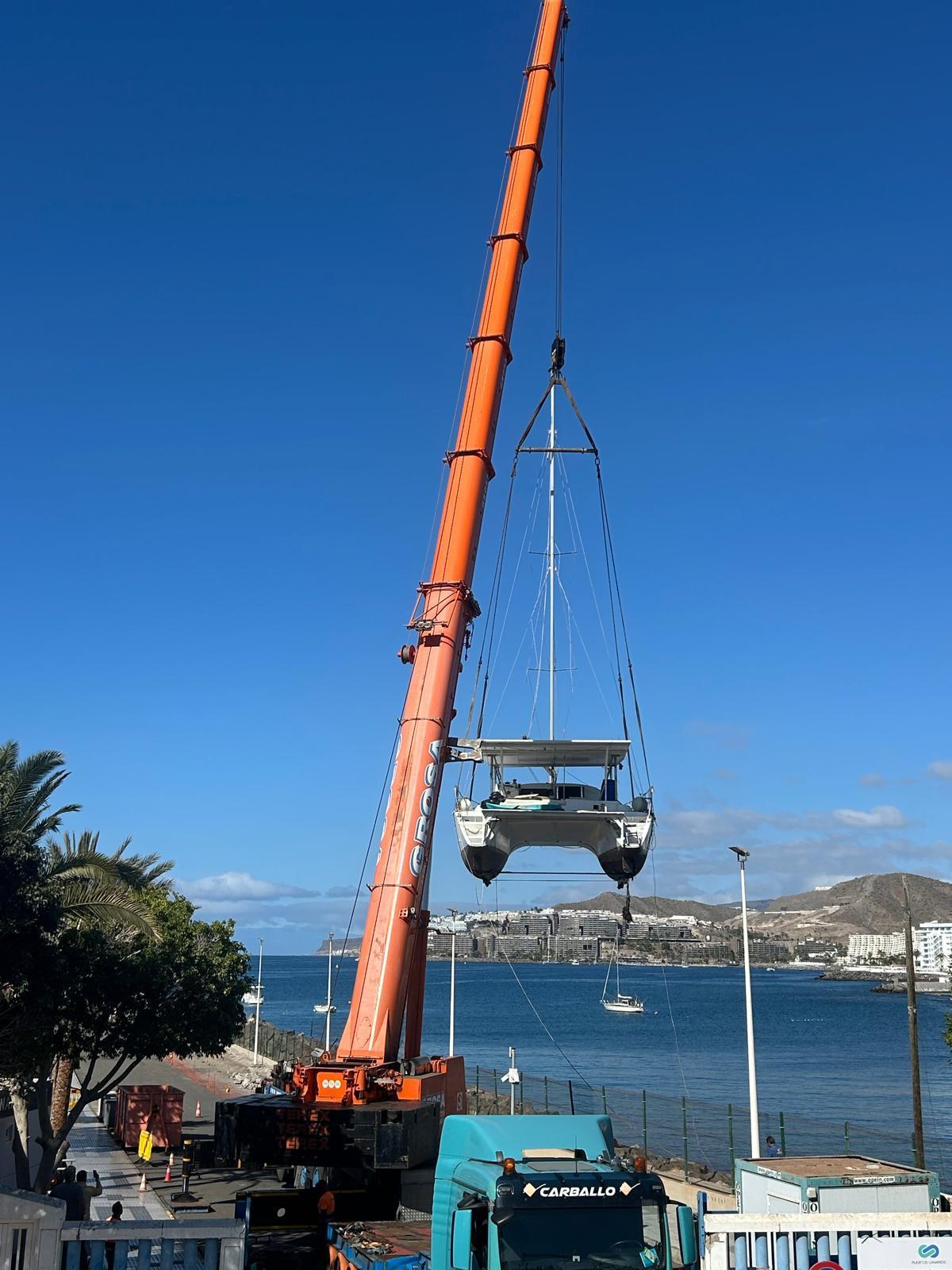 Sacan un catamarán encallado en la playa de las marañuelas de Arguineguín