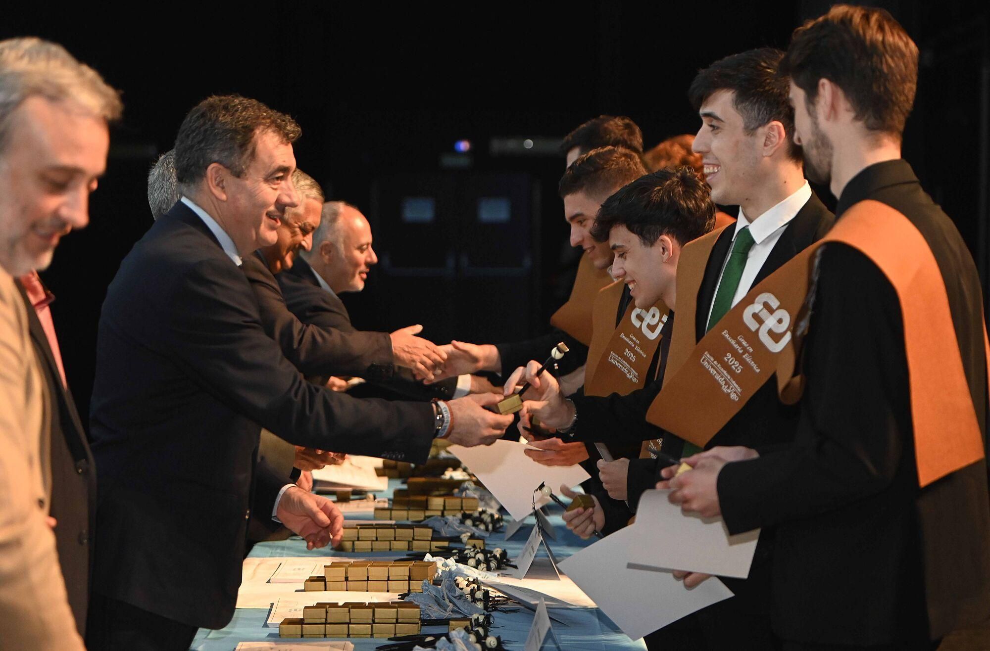 Graduación en el auditorio Mar de Vigo de la primera promoción de la Escuela de Ingeniería Industrial de los programas conjuntos de grado en Ingeniería Biomédica e Ingeniería en Electrónica Industrial y Automática, en Ingeniería Biomédica e Ingeniería Mecánica, y en Ingeniería en Electrónica Industrial y Automática e Ingeniería Mecánica.. Ingeniería.
