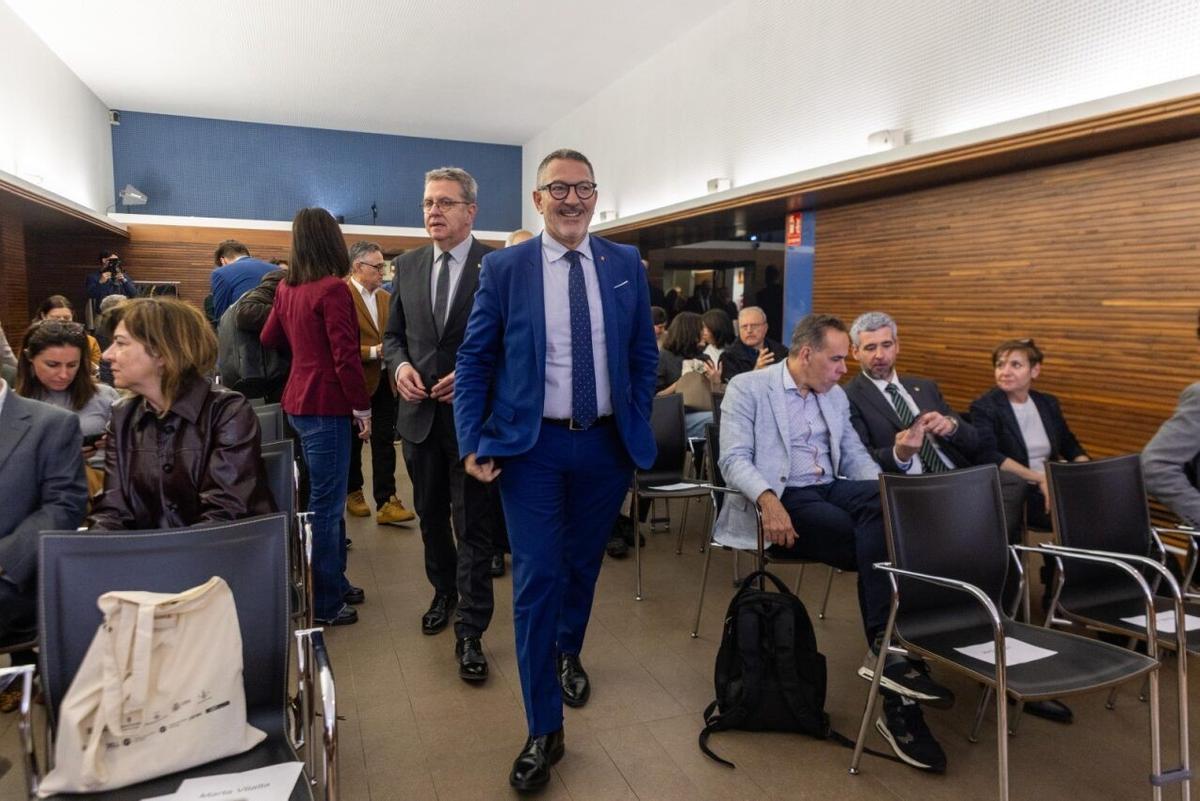 El conseller de Empresa i Treball, Miquel Sàmper, a su llegada a la sede del Col·legi d'Economistes donde se ha celebrado la jornada sobre el cambio de modelo económico.