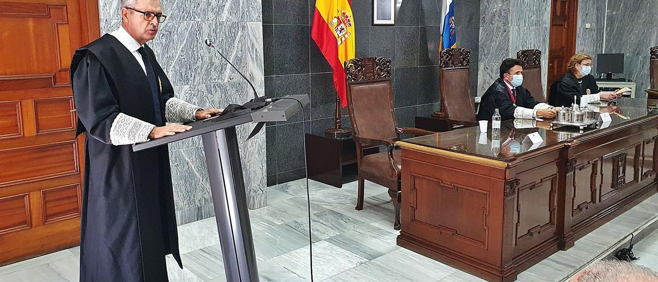 El fiscal superior de Canarias, Luis del Río, ayer durante la presentación de los datos de 2020. | | TRIBUNAL SUPERIOR DE JUSTICIA DE CANARIAS