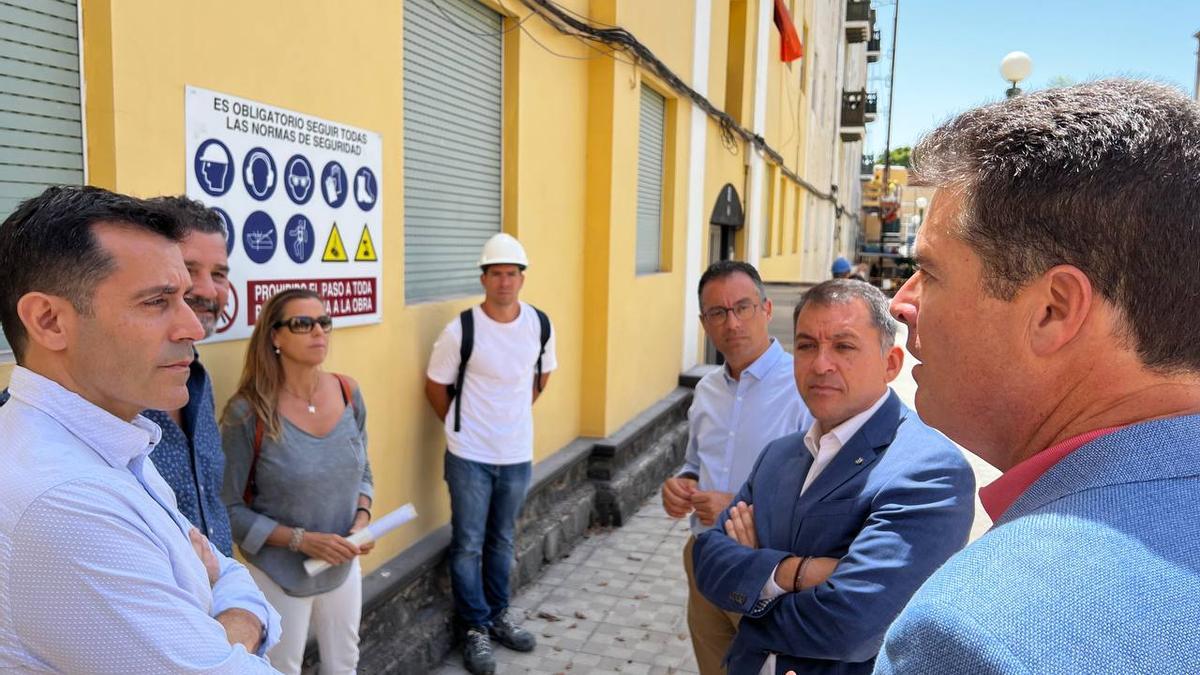 El alcalde de Santa Cruz y los ediles de Viviendas y del distrito Salud-La Salle visitan las obras.