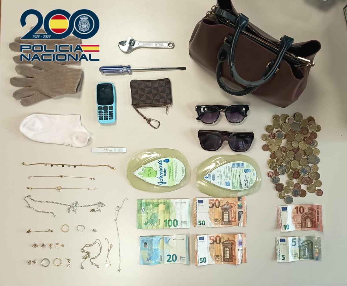 Material incautado a las tres mujeres.