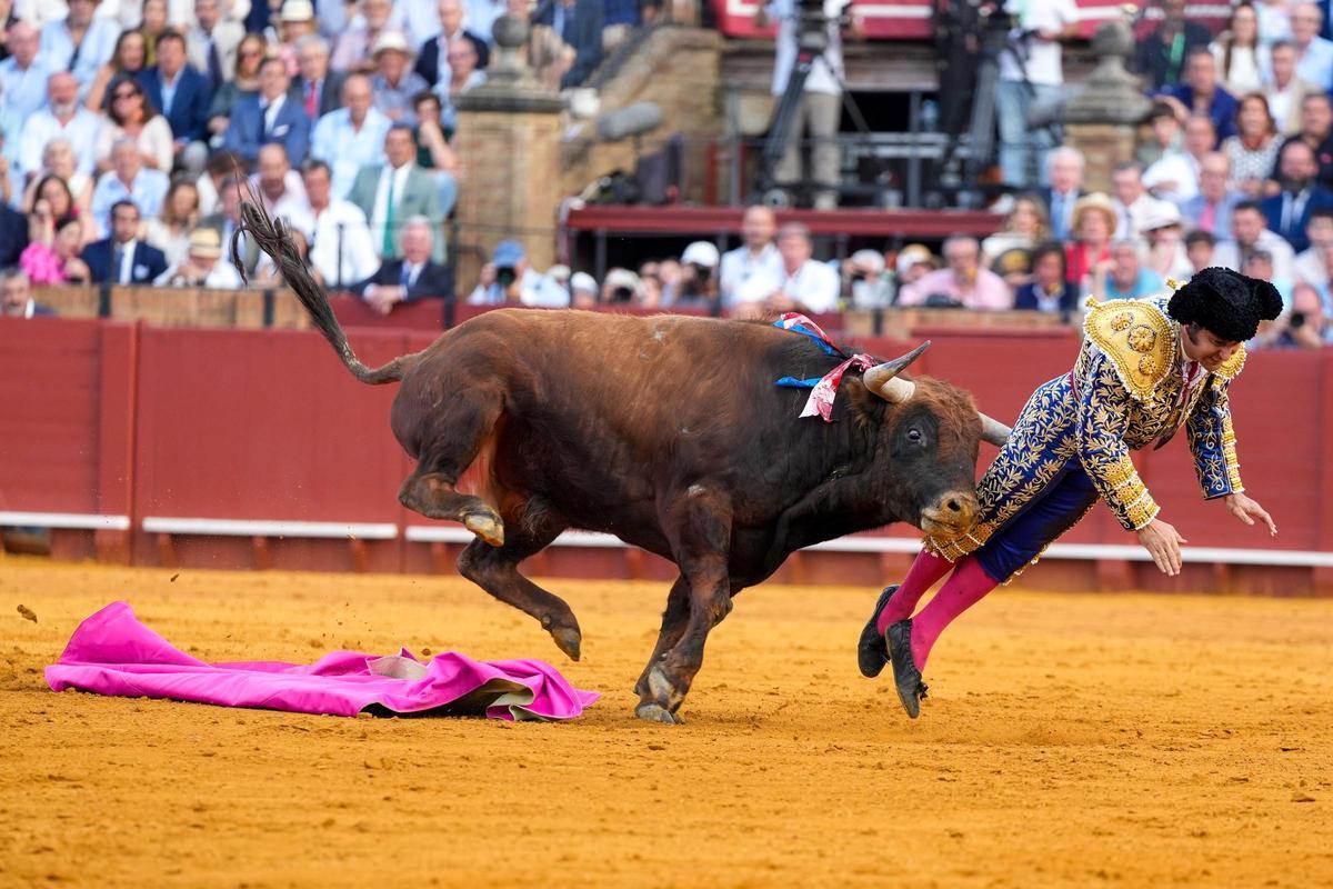 Morante es cogido por el cuarto toro en La Maestranza.
