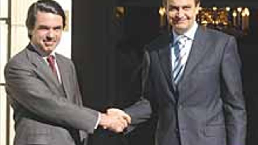 Aznar y Zapatero analizan el Consejo de la UE en su primera cita tras el 14-M