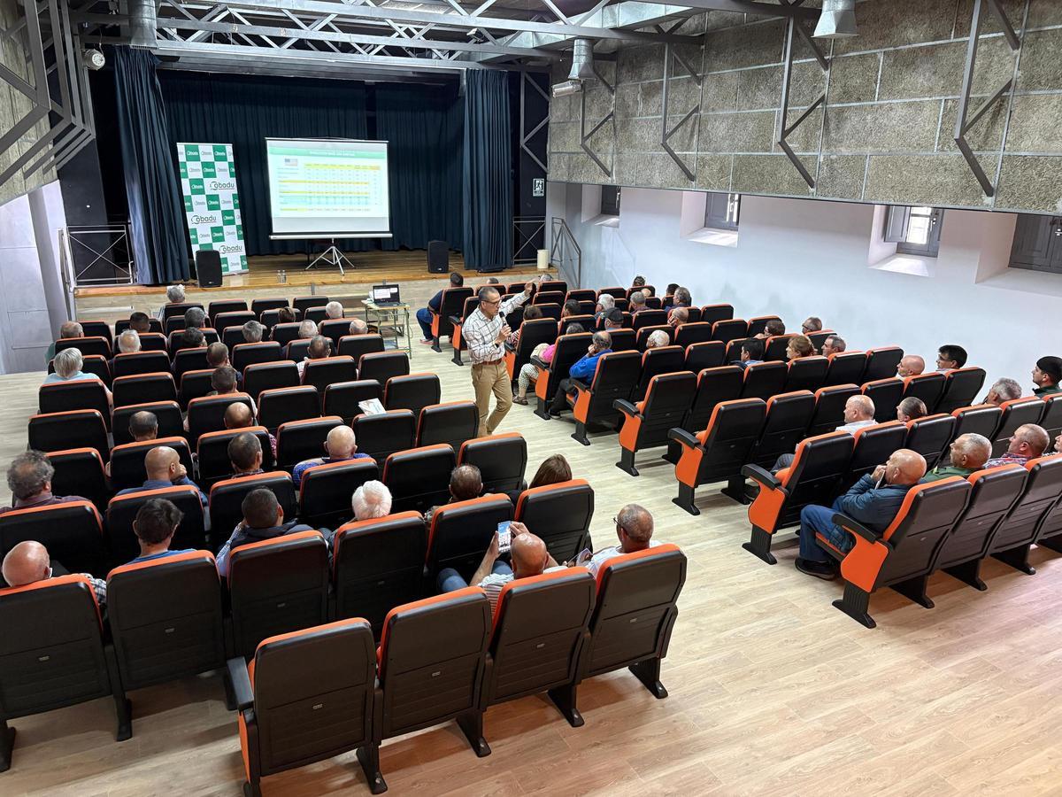 Socios de la cooperativa, en una de las juntas preparatorias celebradas en la provincia.
