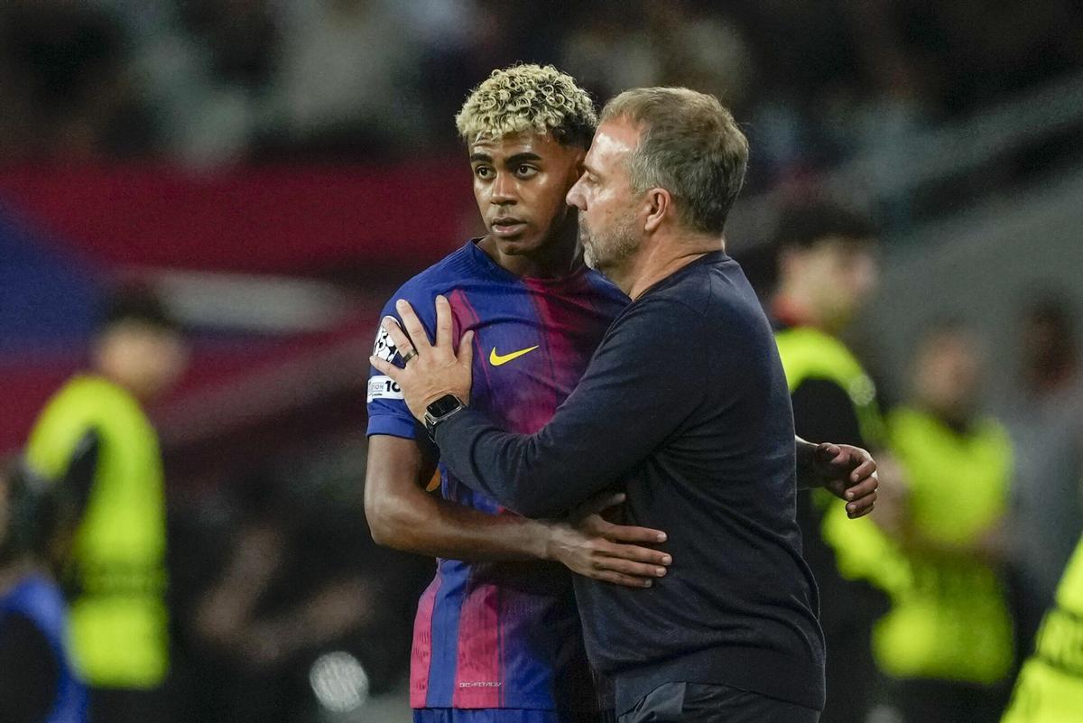 Hansi Flick, junto a Lamine Yamal