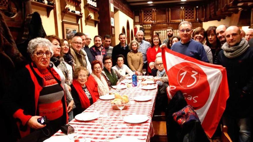 Algunos de los asistentes a la comida de confraternización de la asociación &quot;Trece Rosas&quot;, con su presidenta, Laura Díez, en el centro, al fondo.