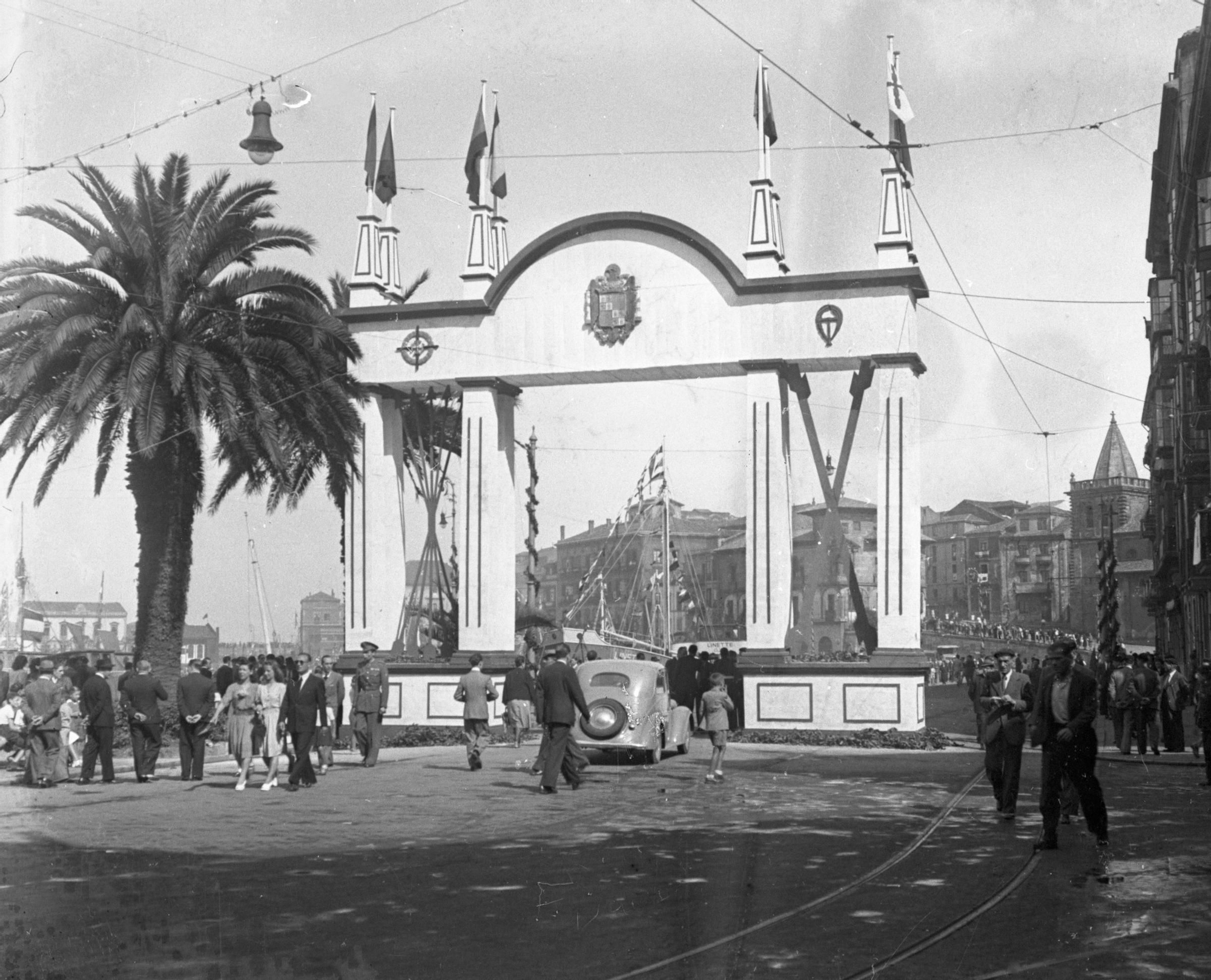 Arco levantado en el Muelle con motivo de la visita de Franco. Gijón/Xixón, 7 de septiembre de 1942. Col. Muséu del Pueblu d’Asturies