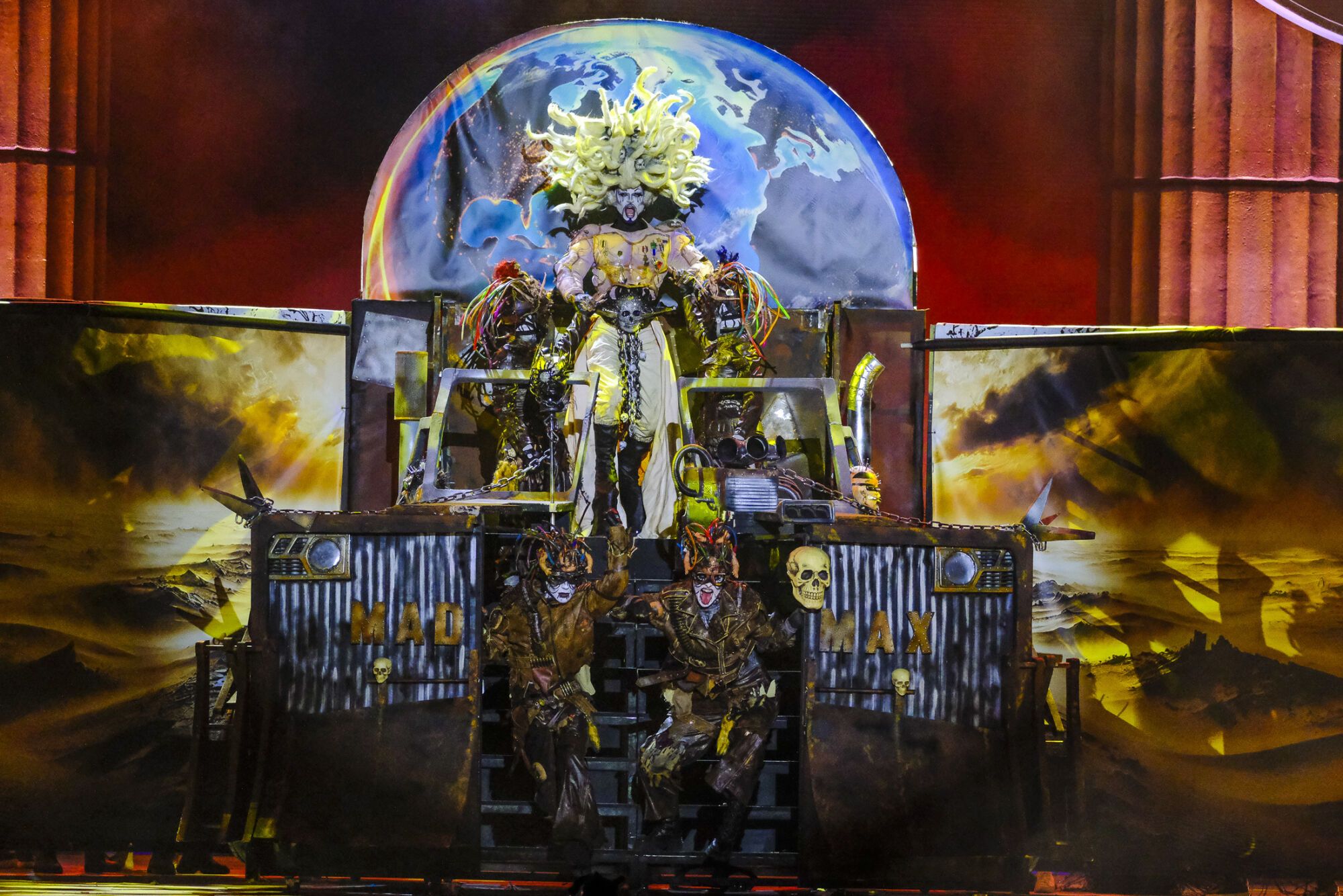 4. Drag Gio (Julio Castellano Rodríguez) Con el patrocinio de Farándula y Klinica Beach y con un diseño de High Heels Performance y el drag presenta el espectáculo Si lo vas a hacer, ¡hazlo épico!