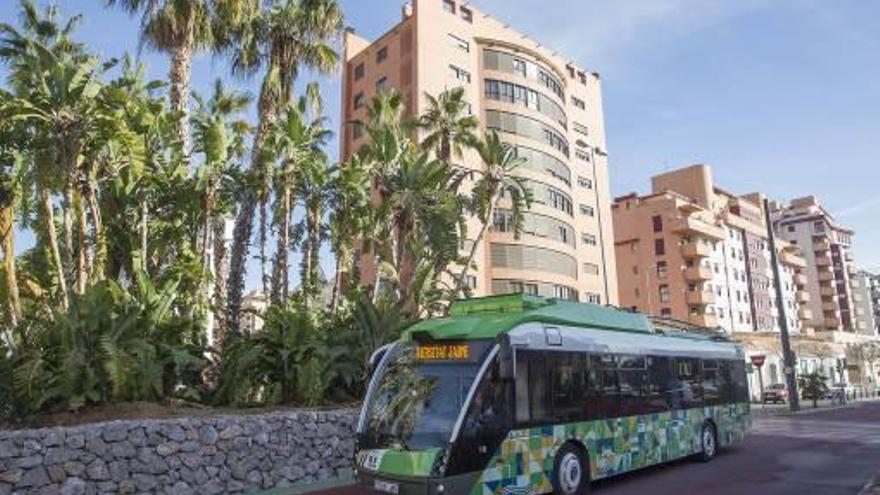 Un vehículo del transporte metropolitano de Castelló por la avenida del Mar.