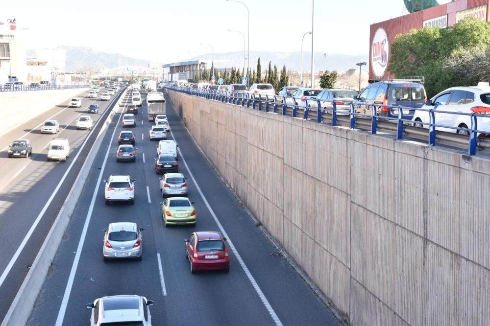 La colisión de tres camiones y dos coches colapsa la Vía de Cintura