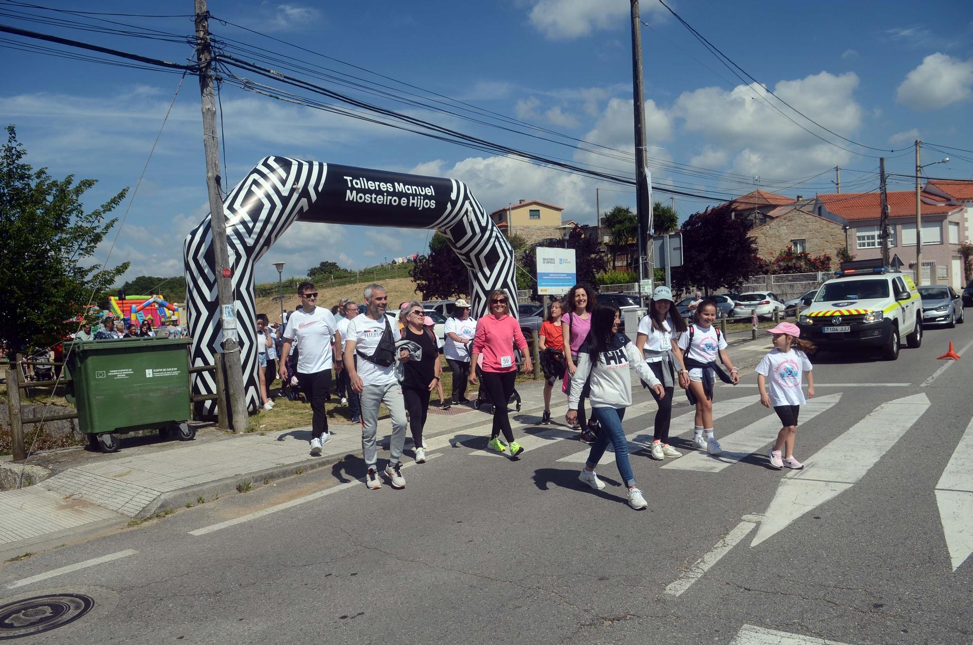 Participantes en la “andaina” solidaria organizada por la asociación Xuventude de Vilariño (Cambados), a beneficio de la lucha contra el síndrome de Noonan.