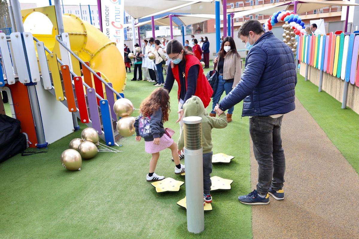 Dos niños juegan en el parque del bloque Materno-Infantil de la Arrixaca.