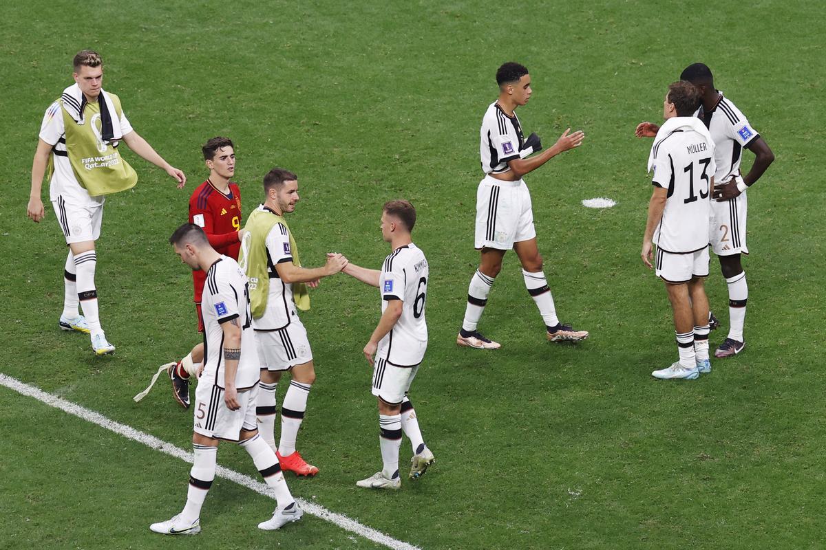 Los jugadores alemanes se felicitan por el empate final que sostiene sus opciones de clasificación.