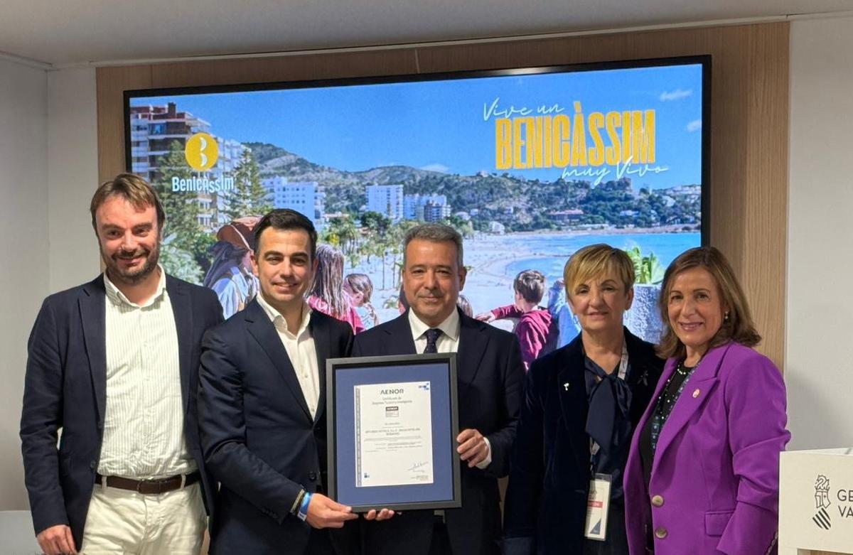 Entrega del reconocimiento al hotel Intelier Bonaire, en la feria Fitur.