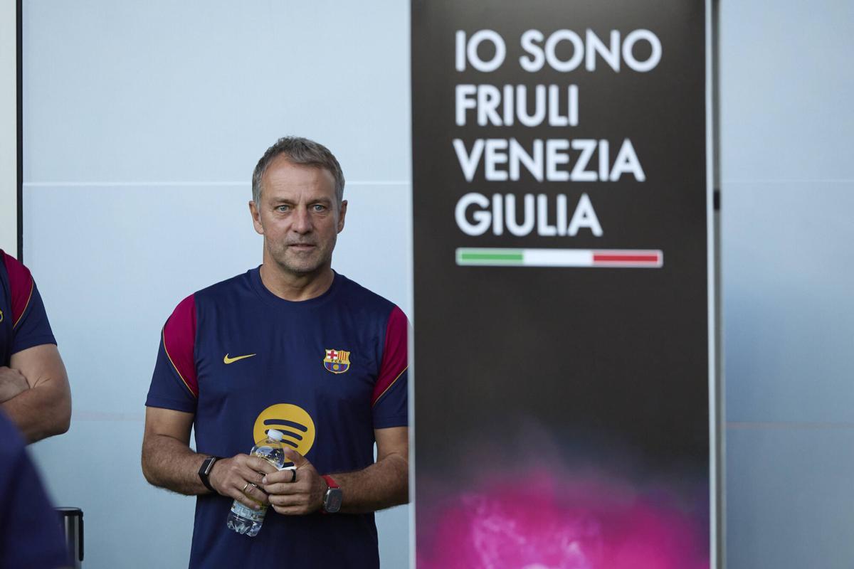 Hansi Flick entra al terreno de juego antes del primer partido del torneo Friuli Venezia Giulia Cup Ante el Nottingham Forest.