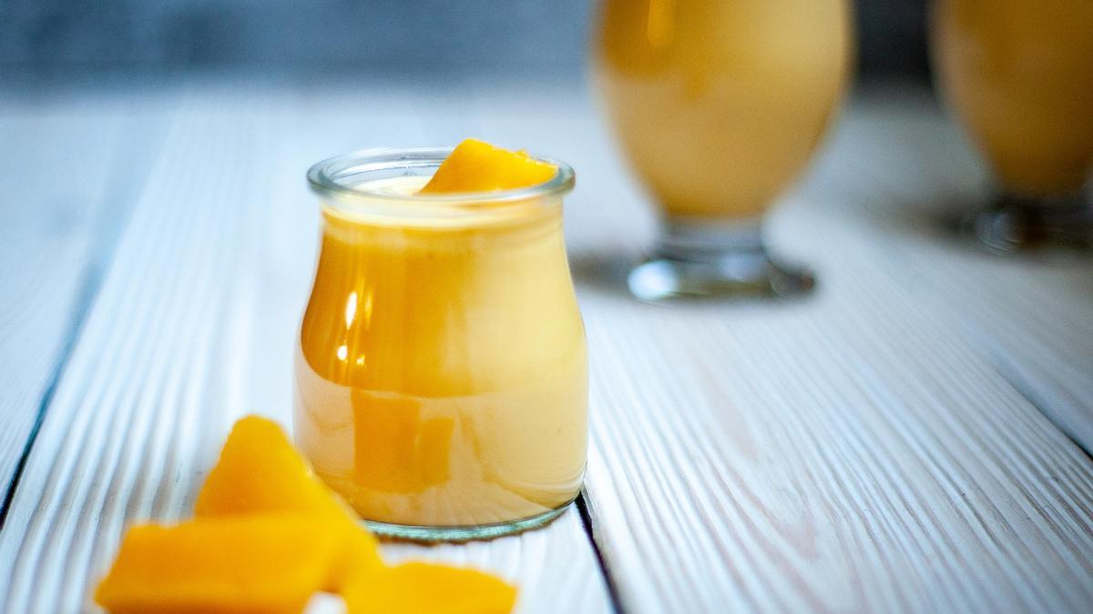 Un batido de mango y yogur es una buena opción para merendar y perder peso