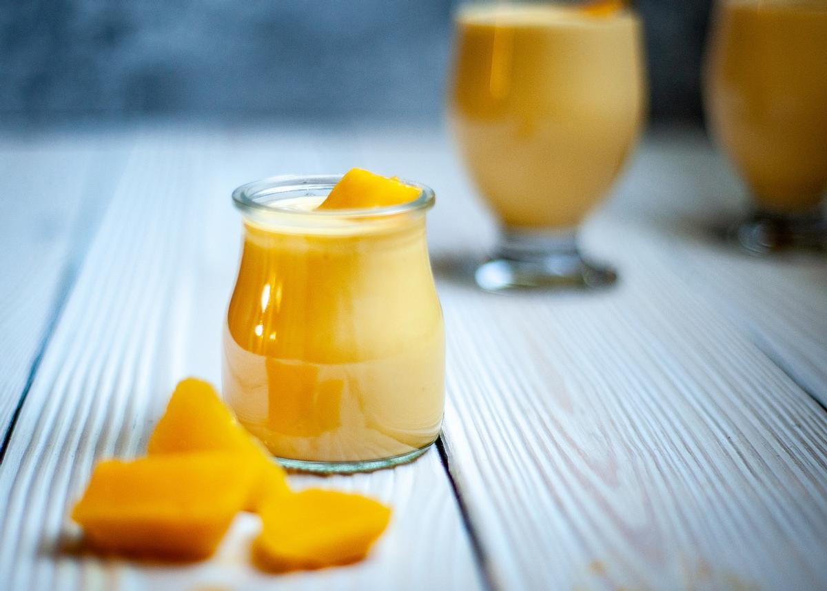 Un batido de mango y yogur es una buena opción para merendar y perder peso