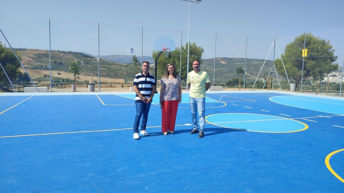 La alcaldesa y los concejales, en la nueva pista polideportiva.