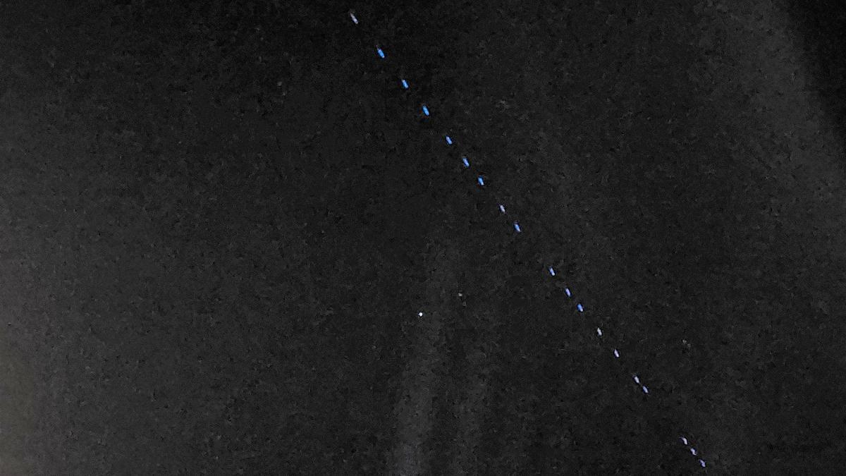 Constelación de satélites artificiales que se pudo ver pasar por Santiago este lunes