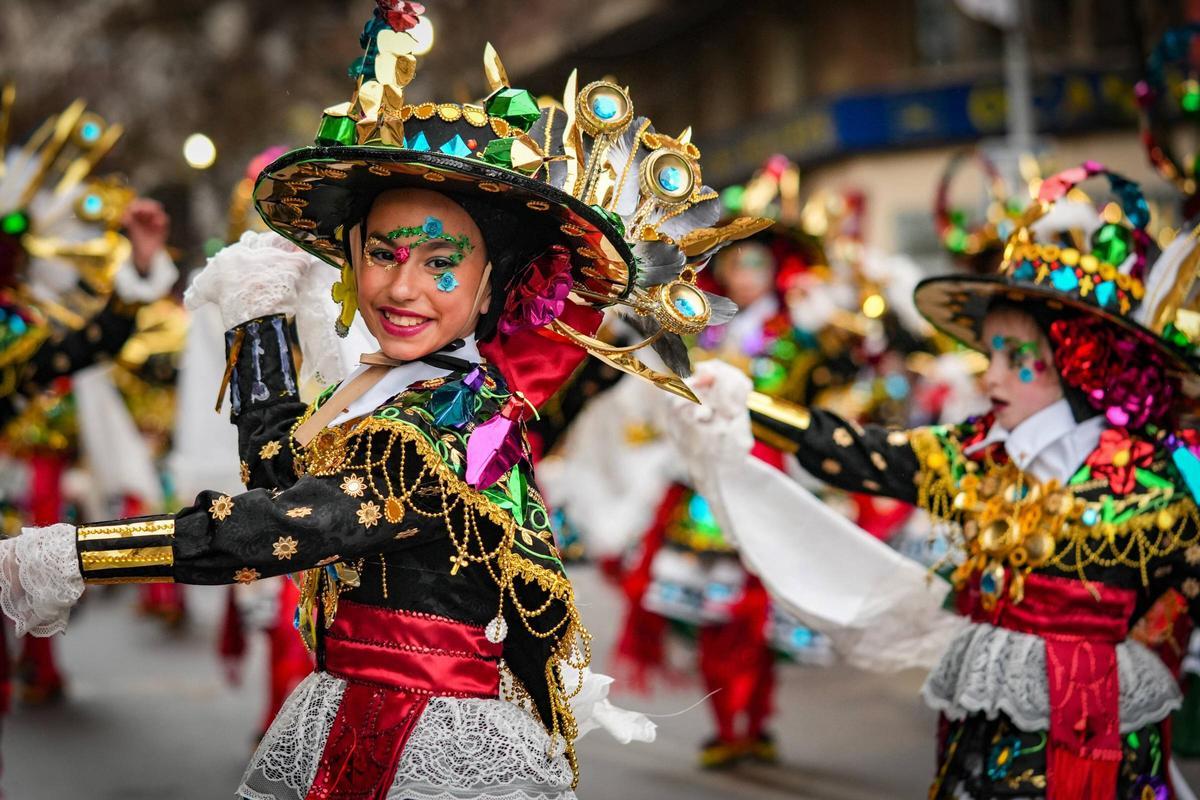 Una comparsa infantil desfila en el último Carnaval de Badajoz.