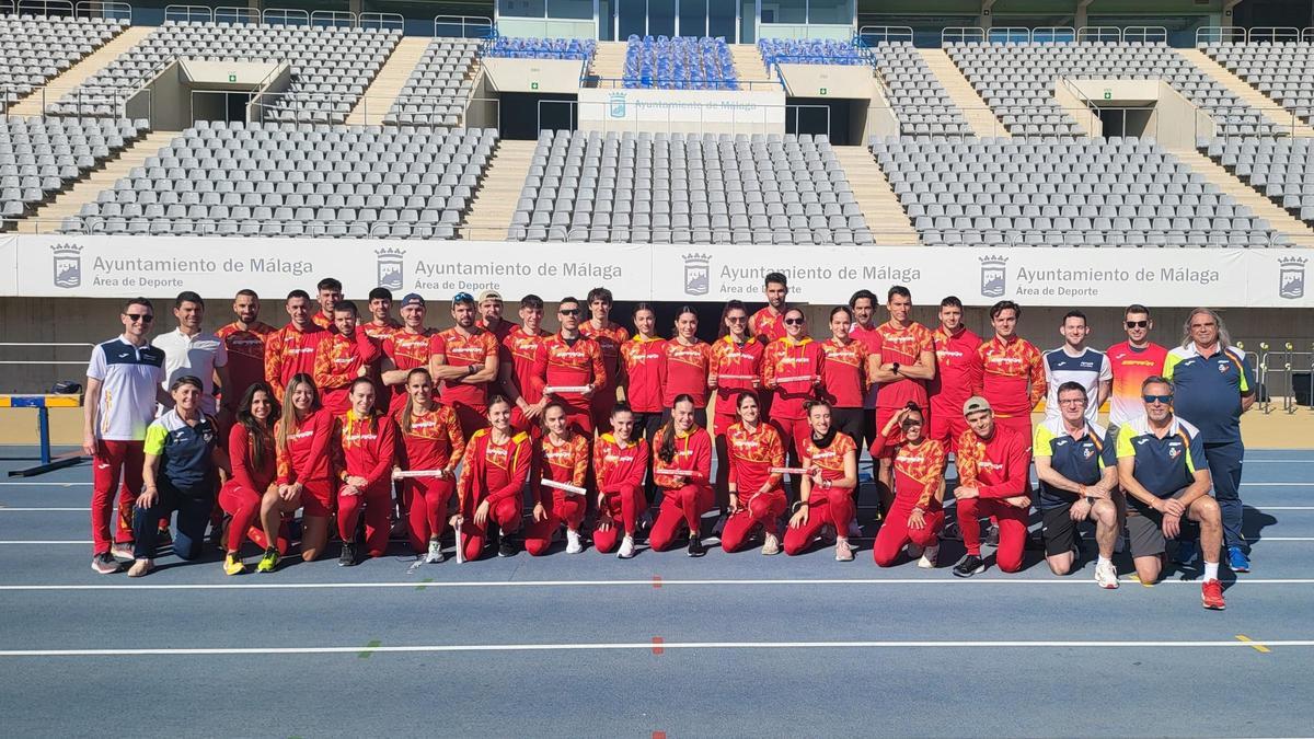 Foto de familia de atletas y entrenadores, en el estadio de Atletismo de Málaga.