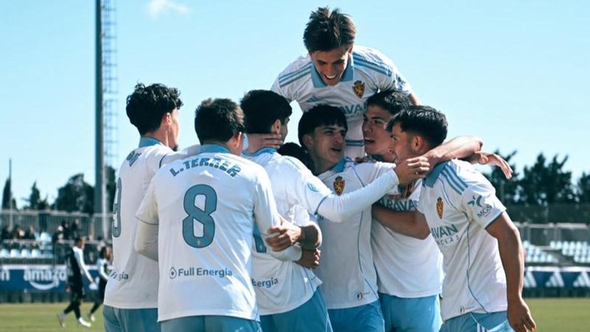Los jugadores del Aragón celebran la victoria ante el Tudelano.