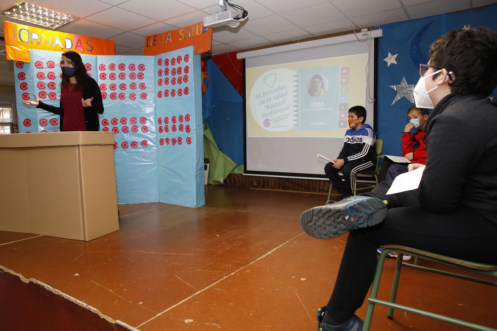 Alumnos del colegio Cervantes  en las III Jornadas de Salud, con Raquel Medialdea