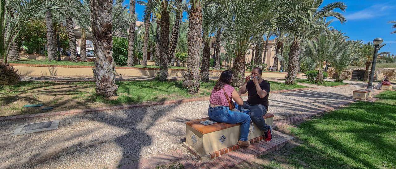 Dos vecinos del barrio de San José en el parque de los Franciscanos de Elche