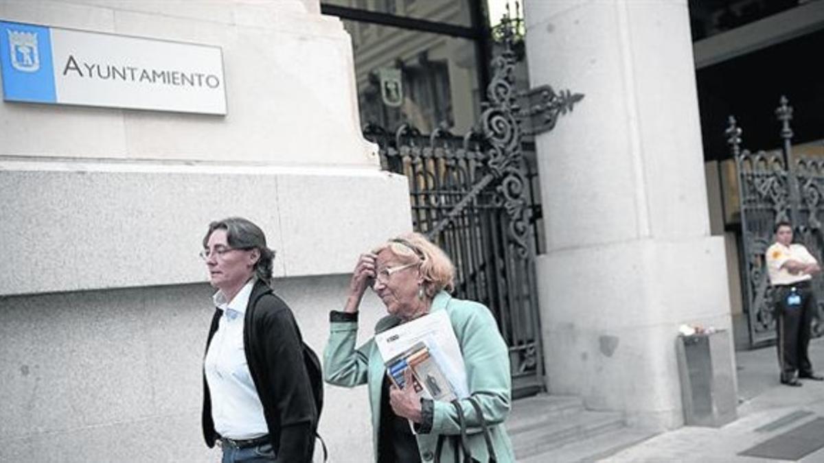 Manuela Carmena sale del Ayuntamiento de Madrid, el pasado 15 de junio, su primero como alcaldesa.