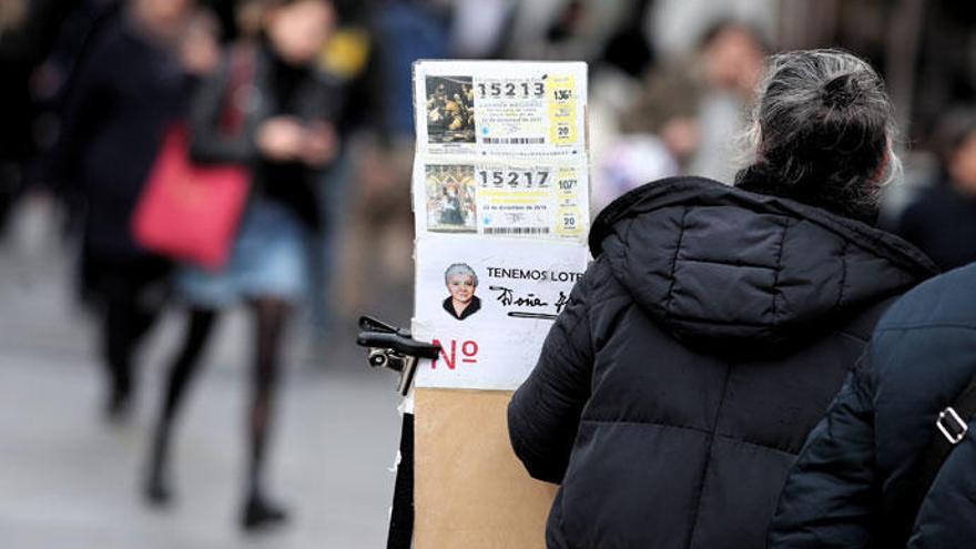 Las colas para comprar Lotería de Navidad continúan.