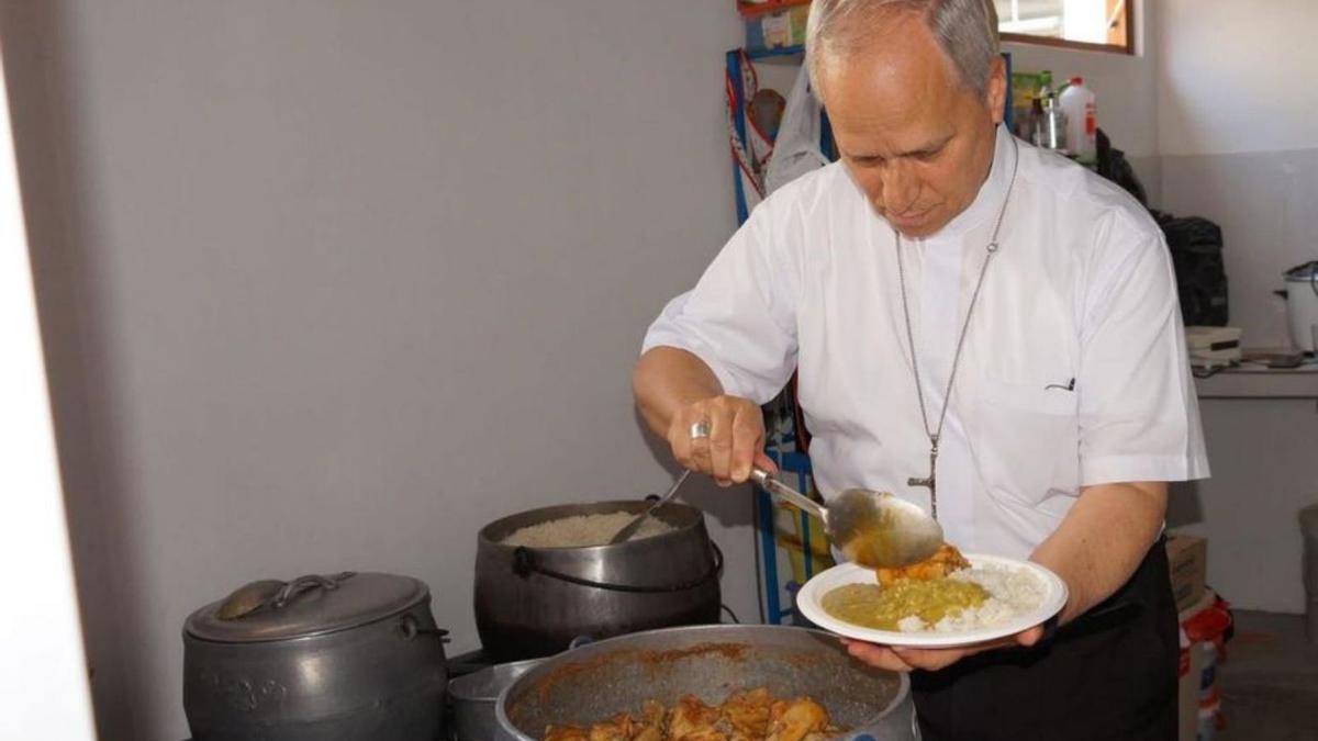 El sumo pontífice sirviendo comida en un centro para niños en riesgo de exclusión.