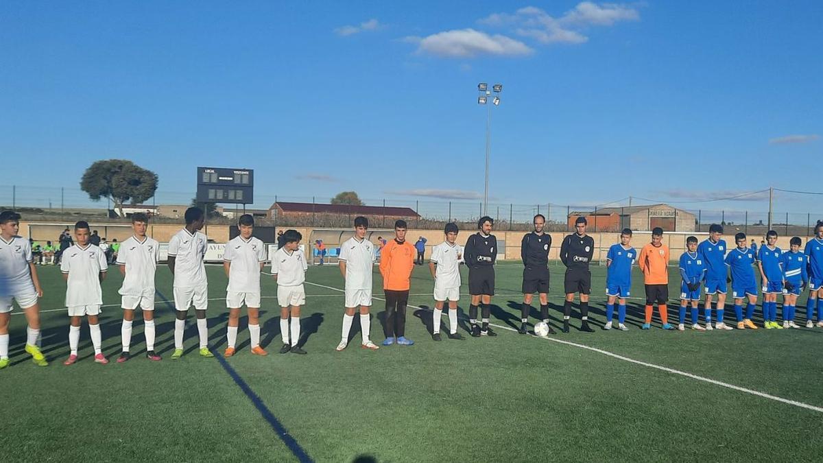 Los equipos del San Lorenzo y La UD Toresana posan junto al trío arbitral antes del encuentro. | Cedida