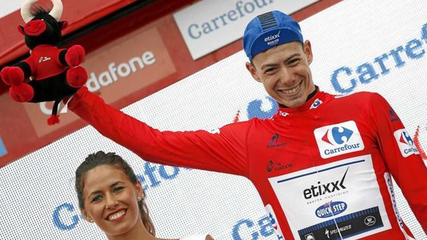 David de la Cruz, al podi amb el mallot vermell de líder de la Vuelta a Espanya