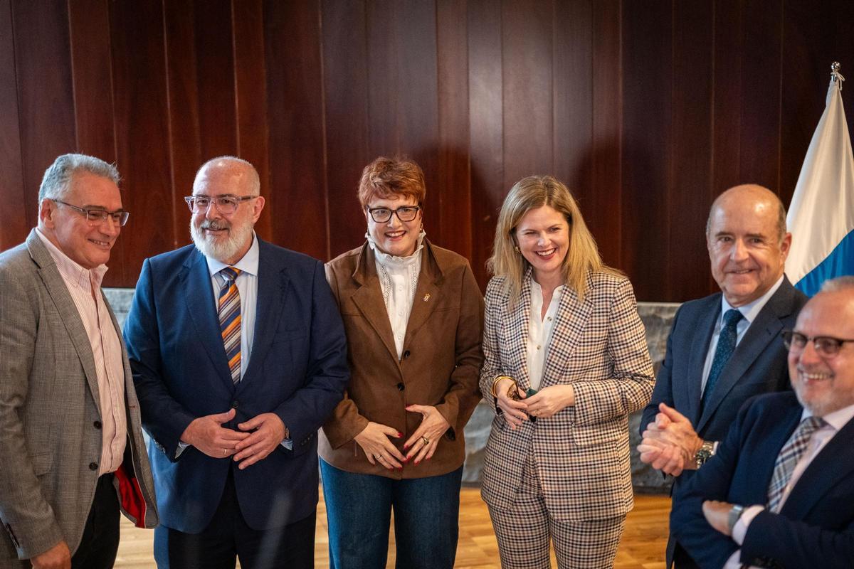 Los presidentes de las patronales de Santa Cruz de Tenerife, Pedro Alfonso (2i) y de Las Palmas, Pedro Ortega (d), junto a la consejera Candelaria Delgado (3i)