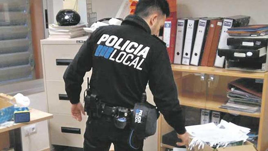 Un policía local, en uno de los colegios de Sóller.