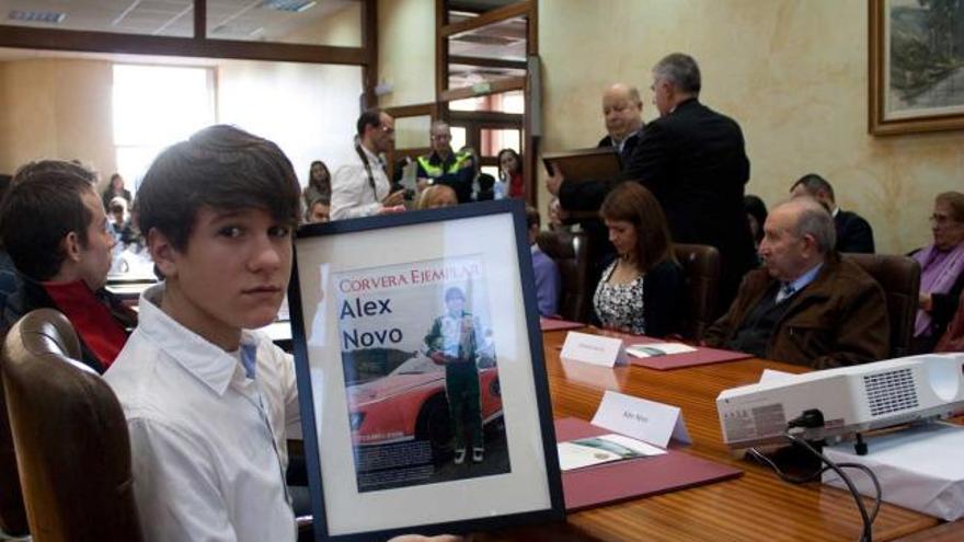 Alex Novo, uno de los homenajeados ayer en Corvera, con el cuadro recibido.