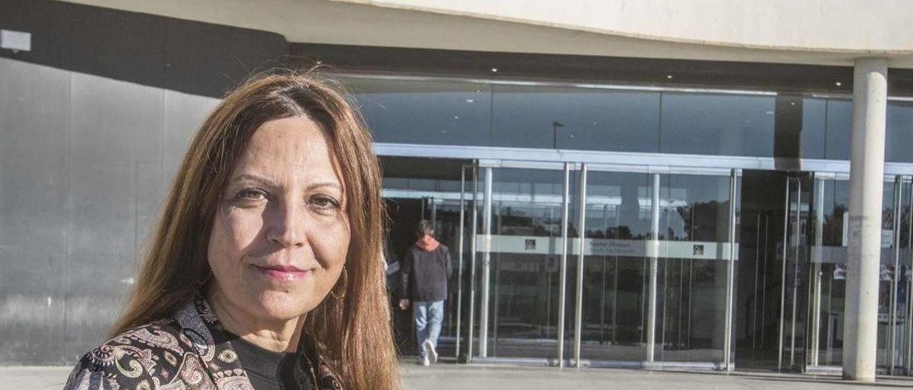 La catedrática Rosabel Roig Vila ante la Facultad de Educación de la Universidad de Alicante. | PILAR CORTÉS