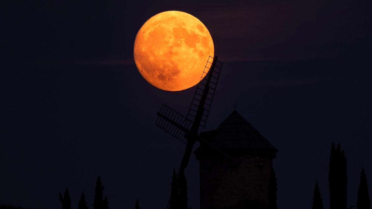 Superluna del pasado 18 de agosto vista desde el Molino de Viento Harinero de Ocón (La Rioja), a medio camino entre Logroño y Calahorra.