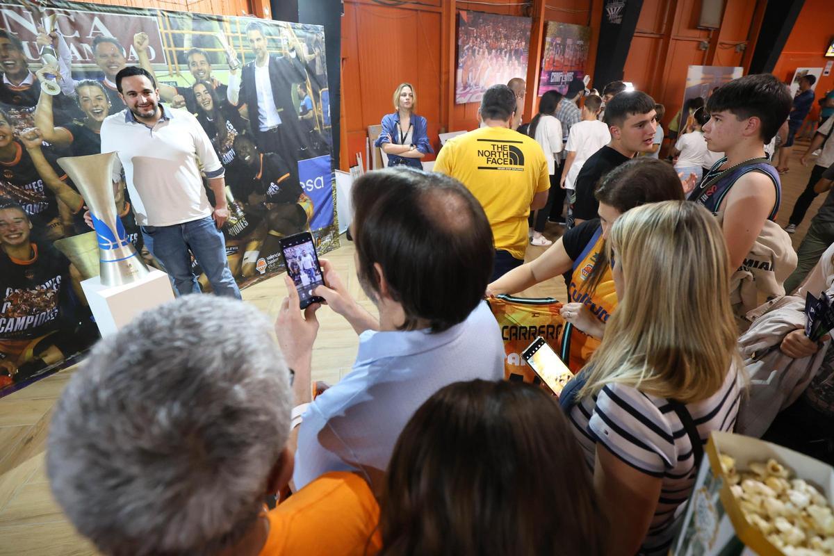El trofeo de la Liga ya está en la Fonteta