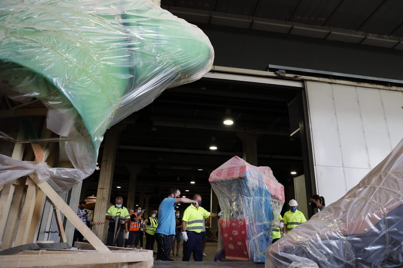 La primera falla sale de Feria València camino de la "plantà"